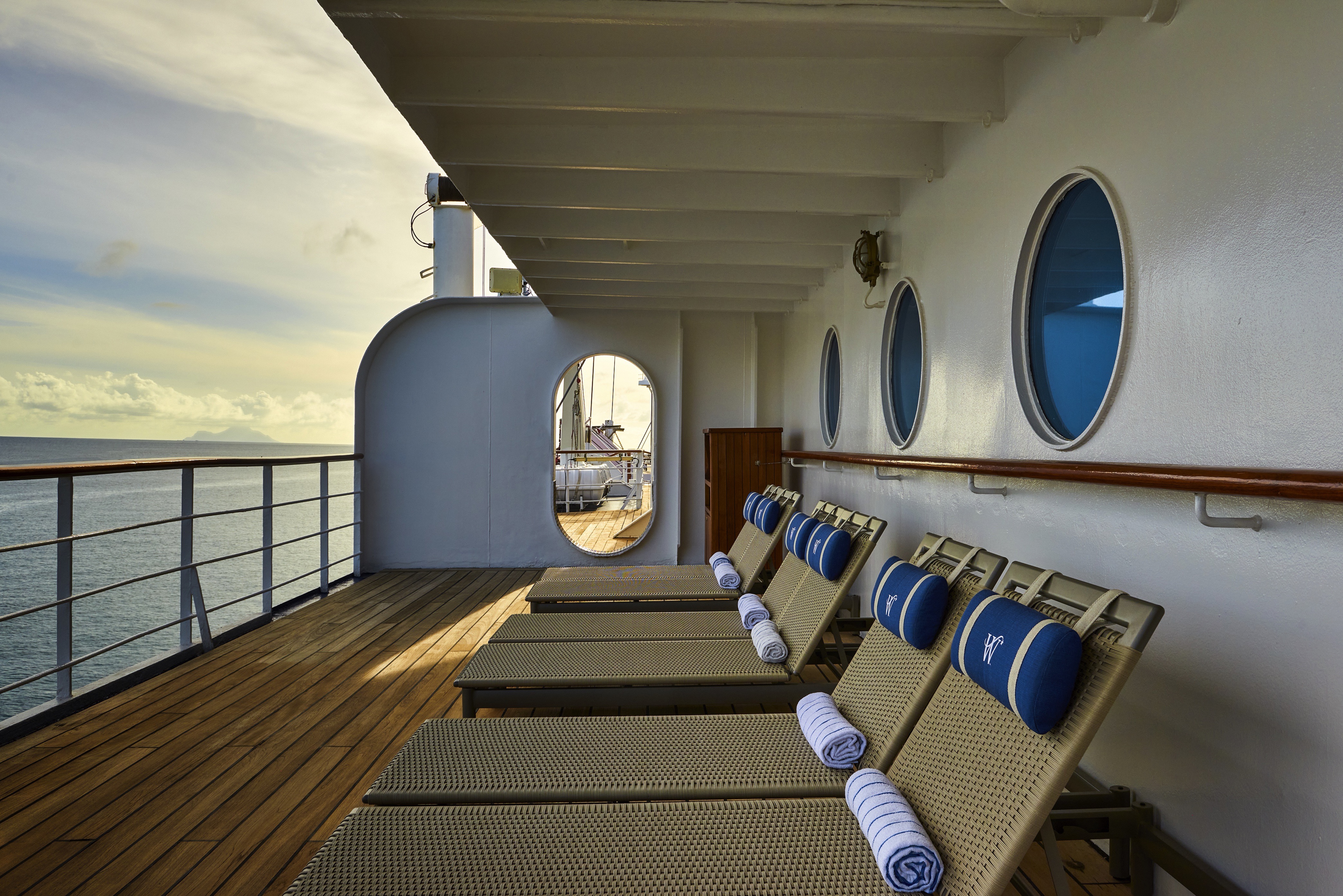 Wind Surf - Pool Deck & Bar